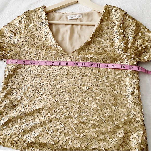 Socialite Sequin Gold Boxy V-Neck Top - Picture 5 of 12